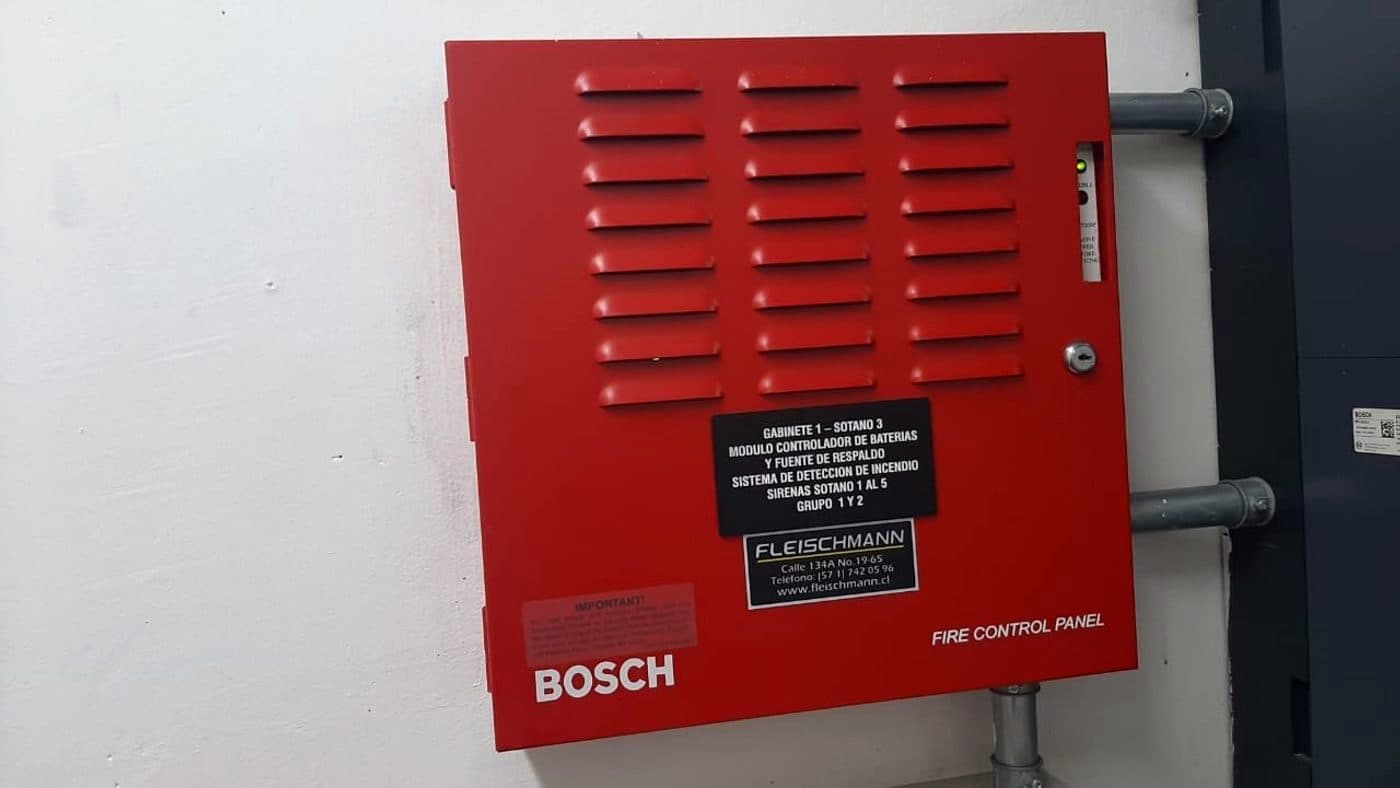Gabinete controlador de baterías y detección de incendio Bosch instalado por IT-ESEC